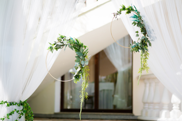 Creating the Perfect Wedding Ambiance: How to Combine Indoor and Outdoor Spaces for a Memorable Experience